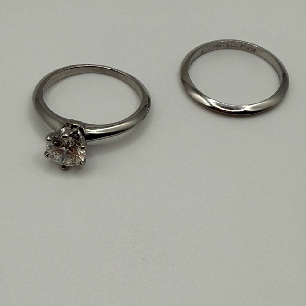 Tiffany & Co. Silver Ring with Sparkling Gemstone - Picture 4 of 13